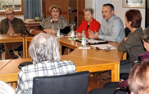 Sich mit den Senioren auszutauschen und über Sorgen und Nöte zu sprechen, ist ein großes Anliegen von Bürgermeister Max Singer (Zweiter von rechts). Foto Strim