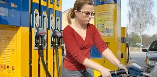 Sicher tanken: 47,3 Prozent der Zapfanlagen waren bei einer Prüfung durch den TÜV mängelfrei. Foto IMAGO
