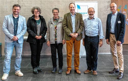 Sie alle stehen für die Kolbermoorer Tafel: (von links) Sebastian Kurz, Leiter des Geschäftsbereichs Arbeit und Teilhabe bei der Diakonie, Elisabeth Kalenberg, Hauptamtsleiterin der Stadt, Dagmar Badura, die die Tafel 2004 aus der Taufe hob, Markus Rinner, Rektor der Pauline-Thoma-Mittelschule, Bürgermeister Peter Kloo und Andreas Bobbert, Leiter der Tafel. Fotos Thomae