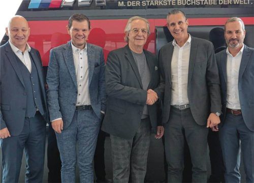 Sie freuen sich auf eine erfolgreiche Zukunft für die Mühldorfer und Altöttinger Autohäuser (von links): Josef Gruber (Geschäftsführer Unterberger), Fritz Unterberger, Sebastian Vogl, Gerald Unterberger und Jürgen Pöllner (Geschäftsführer Vogl). Foto  Eschenfelder
