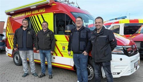 Sie freuen sich über das neue Fahrzeug: (von links) Quirin Goldbrunner vom ELW-Team, Kommandant Reinhard Huber, sein Stellvertreter Jörg Wippermann und Gerätewart Christian Staudhammer. Foto feuerwehr