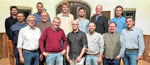Sie kandidieren am 8. März 2026 für die BfR: (von links) Sebastian Berthel, Peter Metzke, Max Zangerl, Thomas Altinger, Josef Riedl, Alfred Zimpel, Simon Hifinger, Christoph Inninger, Patrick Steinmaier, Matthias Ganslmaier, Josef Kirchlechner, Christoph Sewald, Andreas Heinzl und Christian Franke. Nicht auf dem Bild sind Nadja Lehner und Theresa Maieracher.Foto Bürger für Rott (BfR)