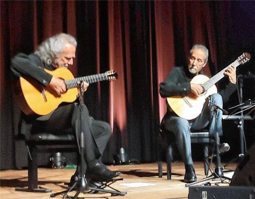 Sie stehen seit 60 Jahren gemeinsam auf der Bühne: Odair (links) und Sérgio Assad. Foto Auer