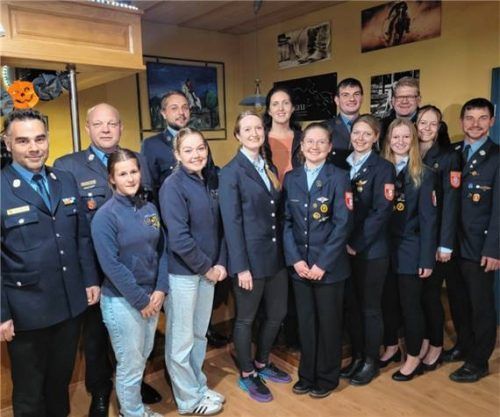 Sieben Feuerwehrfrauen und zwei Feuerwehrmänner stellten sich der Prüfung „Die Gruppe im Löscheinsatz“. Foto sax