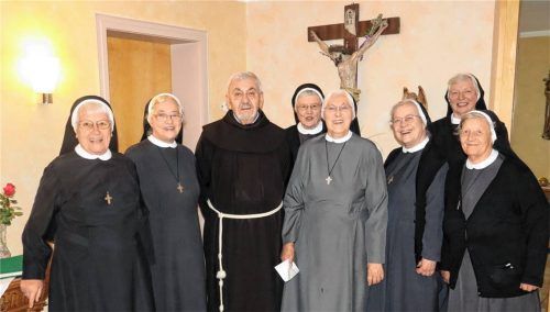 Sieben Franziskusschwestern, geleitet von Oberin Sr. Elisabeth (Zweite von rechts) sowie Hausgeistlichem Pater Franz (Dritter von links), leben heute im Haus St. Josef. Foto strim