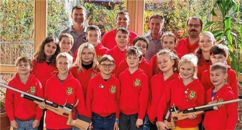 SKK unterstützt Jugendarbeit: (hinten, von links) Fabian Funk (SKK), Andreas Schnell (Schützenmeister) und Josef Gartner (SKK) mit Hermann Oberloher (Sportwart).Foto re