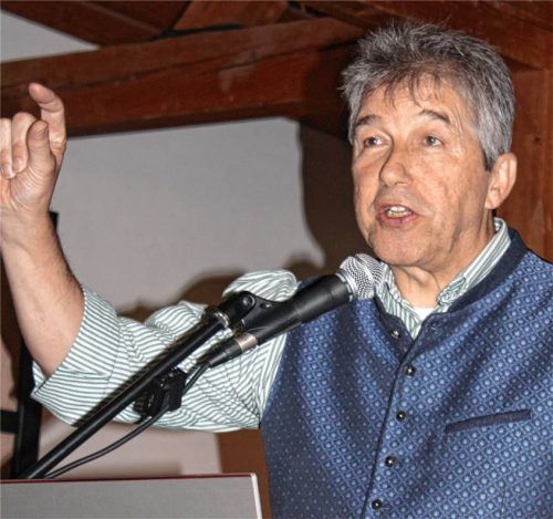 So kennt man den „alten Hasen“ vom AELF Traunstein: Ludwig Huber am Rednerpult. In fast 1000 Veranstaltungen haben ihn viele Zuhörer kennengelernt. Foto aelf traunstein