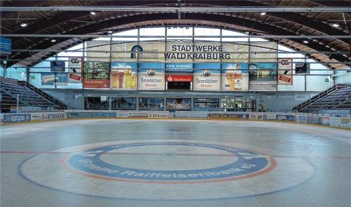So leer sieht man die Halle selten. Ob Eislauf, Eishockey oder Eisstockschießen – bis zu 16 Stunden täglich ist das Eis in den Hochzeiten belegt. Foto Stadtwerke Waldkraiburg