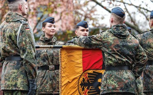 Soldaten legen ihren Diensteid ab. Foto dpa