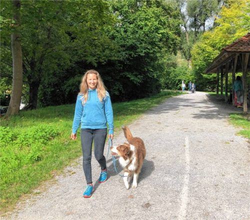 Spaziergang am Inndamm in Wasserburg mit Leine. Hundetrainerin Jana Lamers und Lotta machen es richtig, viele jedoch nicht. Foto Duczek