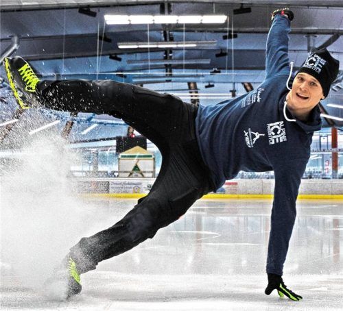 Spektakulär wird es in der Inzeller Max-Aicher-Arena: Die Premiere des „Alpine Ice Freestyle“-Wochenendes steht auf dem Programm. (Patrick Brunold – Move seitlich)Foto Bittner