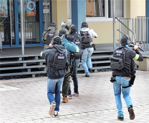 Spezialeinsatzkräfte stürmen im Rahmen des Trainings für lebensbedrohliche Einsatzlagen das Schulgebäude in Haag.