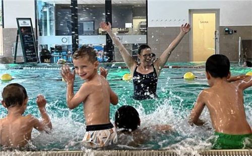 Spritzeinlage: Der Spaß durfte beim Schwimmunterricht im neuen Inzeller Hallenbad nicht zu kurz kommen. Foto Wegscheider