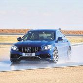 Reife Leistung auf schwarzem Gummi