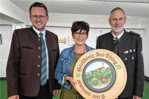 Stadtkönigin Petra Roth mit Bürgermeister Stephan Schlier (links) und Schützenmeister Georg Mayer. Fotos hecht