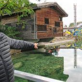 <p>Stadtwerkechef Stefan Barber zeigt auf den Baustellenbereich für das Ruhedeck. Foto baumann</p>
