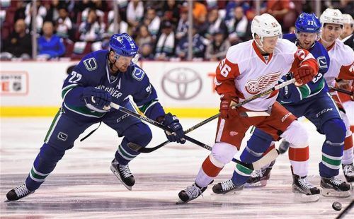 Starbulls-Neuzugang Teemu Pulkkinen bei einem Einsatz für Detroit gegen Vancouver und die schwedischen Zwillinge Daniel und Henrik Sedin.Foto Imago