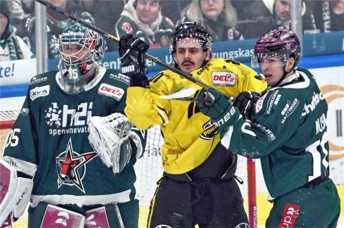 Starbulls-Torhüter Oskar Autio (links), der hier von Michael Musin unterstützt wird, hat sich mit dem Shutout in Crimmitschau einen neuen Rekord geholt.Foto Hans-Jürgen Ziegler