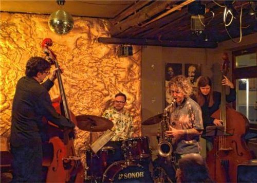 Starke Frauen an Saxofon und Bass: Anna Tsombanis und Beate Wiesinger. Bass Nummer zwei spielte Andreas Waelti, an den Drums Herbert Pirker.Foto friedrich