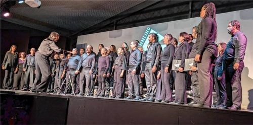 Start ins Immlinger Winterfestival: Der brasilianische Chor Cantus Firmus machte sein Publikum im Kultwerk locker. Foto Benekam