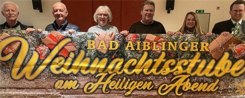 Startklar für die Weihnachtsstube: (von links) Seniorenreferent Dieter Bräunlich, Kolpingvorsitzender Franz Besel, Weihnachtsstuben-Initiatorin Astrid Kotter, „Küchenchef“ Rudi Gebhart, Tina Bell vom Taxiunternehmen Wendelstein, welches den kostenlosen Fahrdienst übernimmt, und Bürgermeister Stephan Schlier mit dem Riesentransparent, das in der Stadt auf das Angebot am Heiligen Abend aufmerksam macht. Foto Kotter