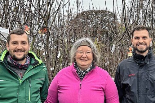 Stefan Ganslmaier von der gleichnamigen Baumschule, Susanna Vierheller vom Obst- und Gartenbauverein und Patrick Steinmaier vom Arbeitskreis Umwelt & Nachhaltigkeit freuen sich über die gelungene Aktion (von links).Foto Ptrick Steinmeier