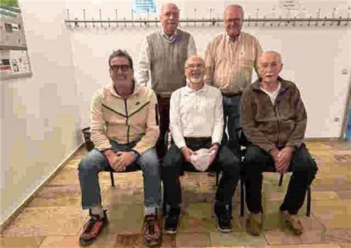 Stellvertretender Kolpingvorsitzender Norbert Kotter und Spielleiter Sepp Davanzo (hinten, von links) gratulierten (sitzend, von links) Ralph Schneider, Günter Sandtner und Ernst Hübner. Foto re