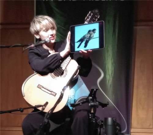 Stephanie Jones zeigte das Bild eines Kakadu-Paares, bevor sie ein Lied über einen einsamen Kakadu spielte.Foto Füchtner