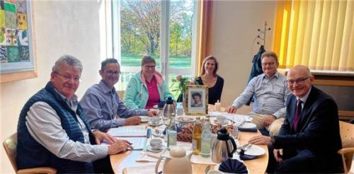 Stiftungsratssitzung im Caritas Kinderdorf Irschenberg mit einem Foto der Stifterin Dr. Erika von Boeckmann-Luibl: (von links) Stiftungsratsvorsitzender Wolfgang Hodbod, Verwaltungsleiter Hannes Klapos, ehemalige Kinderdorfmutter Heike Reichel, Dorfleiterin Pia Klapos, Geschäftsleitung der Caritas-Zentren Oberbayern Axel Hannemann und Diözesan-Caritasdirektor Prof. Dr. Hermann Sollfrank. Foto Caritas Kinderdorf Irschenberg