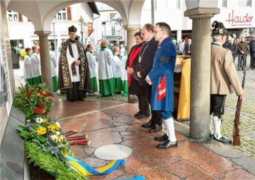 Stilles Gedenken am Kriegerdenkmal.