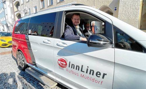 Stolz auf den Mühldorfer Rufbus „InnLiner“: in neuem Design trat Bürgermeister Michael Hetzl eine erste Rundfahrt an. Foto  Latta