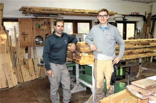 Stolz auf „seinen“ Kammersieger: Martin Impler junior mit Thomas Böck (rechts).Foto STrim