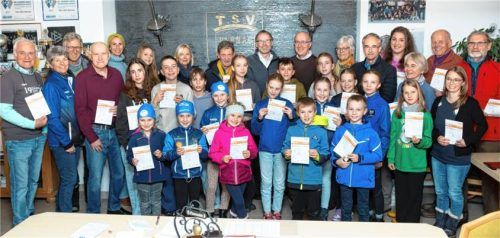Stolz präsentieren die Gewinner ihre Urkunden im TSV-Vereinsheim. Foto Berger