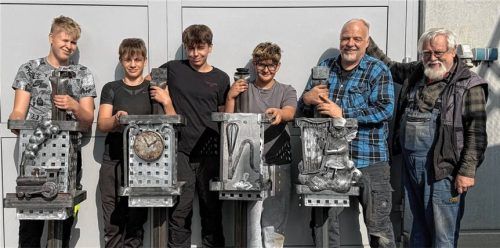 Stolz präsentieren die Schüler die fertigen Abfallkörbe.Fotos re