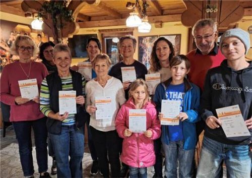 Stolz präsentieren die Sportler ihre Urkunden. Foto verein