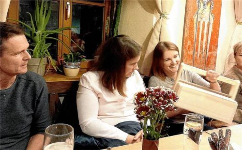 Stolz präsentiert Adrian Jonetzek (von links) den von den Kindern gefertigten Werkzeugkasten. Da staunten Steffi Anzenberger, Katharina Deibl und Rita Hochreiter. Fotos Unterforsthuber