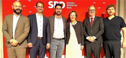 Strahlende Gesichter bei der Jubiläumsfeier der Rosenheimer SPD anlässlich der Wiedergründung vor 80 Jahren: (von links) Matthias Bonigut, Co-Vorsitzender der SPD Oberbayern, Oberbürgermeister Andreas März (CSU), Abuzar Erdogan, SPD-Vorsitzender Rosenheim, Gabriele Leicht, Dritte Bürgermeisterin (SPD), Markus Rinderspacher, Vizepräsident des Bayerischen Landtages (SPD) und Jonah Werner, SPD-Geschäftsführer Rosenheim. Foto Knarr