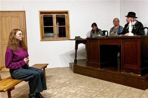 Streng geht’s zu am königlichen Amtsgericht. Foto Haupt