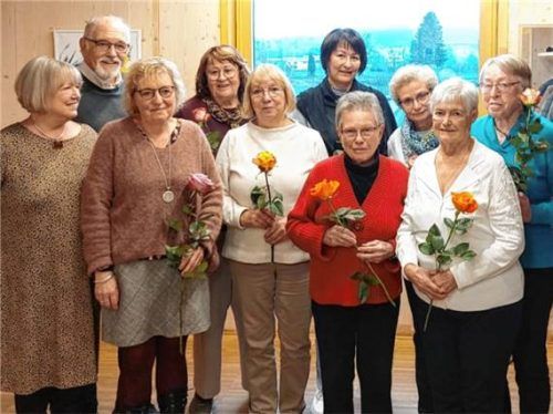 Suchen nach helfenden Händen: (von links) Vorsitzende Anneliese Weidmann, Gemeinderat Heinz Oesterle, Regina Priller, Maria Ostermeyer, Anne Amsbeck, stellvertretende Kreisvorsitzende Petra Keitz-Dimpflmeier, Rosa Krone, Barbara Stiels, Rosa Bechthold und Erika Kniesz. Foto re