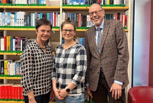 Susanne Delp, Monika Hochmuth und Rainer Bartsch (von links) freuen sich über Buchpatenspender. Foto  Engel