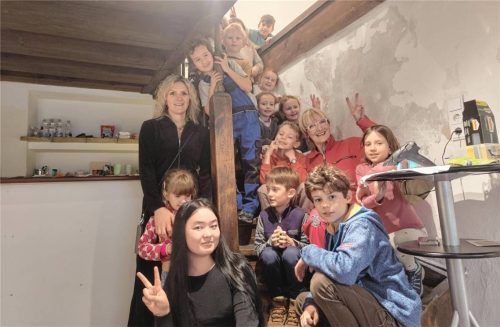 Sybille Schuhmacher (hinten links), Katrin Meindl (Mitte) und viele Kinder wollen gemeinsam die Sanierung des Ganserhauses retten. Foto Huber