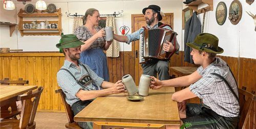 Szene aus dem Lustspiel „Das Prämienkind“, das von der Theatergruppe des Trachtenvereins Reichertsheim ab 13. Dezember im Gutsgasthof in Thambach aufgeführt wird. Foto grundner