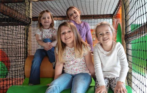 Testen den neuen Indoor-Spielplatz im Cineplex Waldkraiburg: Antonia (hinten von links), Emily, Klara (vorne links) und Larissa. Foto Lohmann