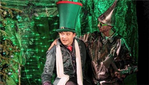 Timm Huber als Zauberer von Oz (links) und Jakob Neuhauser als Blechmann. Foto Zollner