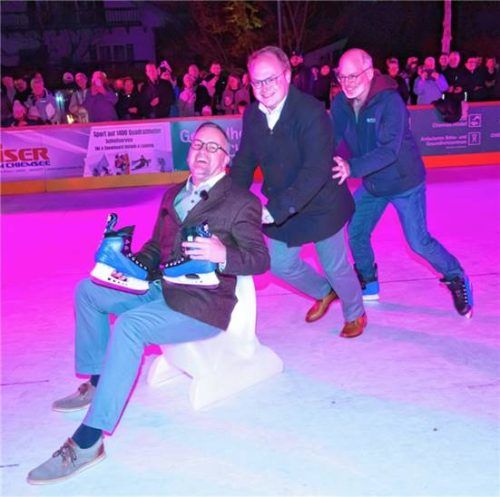 Tobi Huber (Leiter Kultur und Wirtschaft des Fachbereichs Tourismus in Prien), Bürgermeister Andreas Friedrich und dessen Stellvertreter Michael Anner drehen spontan ein paar Runden.Fotos berger