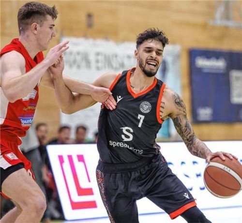 Topscorer Adrian Mitchell, hier gegen Paul Mutterer, meldete sich mit 29 Punkten zurück.Foto Hans Weitz