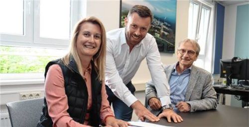 Tozero COO Ksenija Milicevic Neumann, Dominik Gschwendtner, Geschäftsleiter InfraServ Gendorf, und Alfred Sandner, Prokurist InfraServ Gendorf, bei der Vertragsunterzeichnung (von links).Foto re