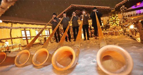 Traditionell eröffnen „De Voralphörndler“ den Aschauer Adventsmarkt. Foto FOTOS HÖPFINGER