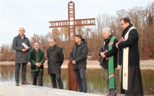 Trafen sich zur Segnung des „Chiemgauer Heimatkreuzes“ am Thielehafen: (von links) Bürgermeister Stefan Reichelt, Künstler Rolf Wassermann, Landrat Andreas Danzer, Alt-Landrat Siegfried Walch mit den beiden Geistlichen Thomas Seitz und Pater Gabriel Anton Ferent. Foto Zandl