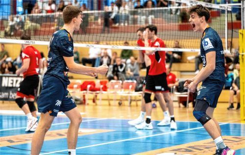 Trainer Mateusz Zarczynski fordert in Schwaig dieselbe Energie aus dem Kriftel-Spiel, die Fabian Bartsch (links) und Luca Meindl in dieser Szene verkörpern.Foto Hergenhan